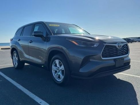 Used 2023 Toyota Highlander L FWD image 2