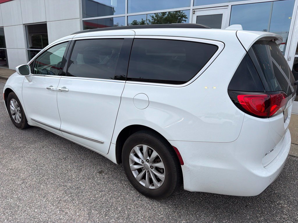 Used 2017 Chrysler Pacifica Touring-L FWD image 2