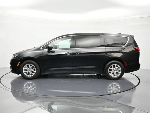 Certified 2023 Chrysler Pacifica Touring-L FWD image 8
