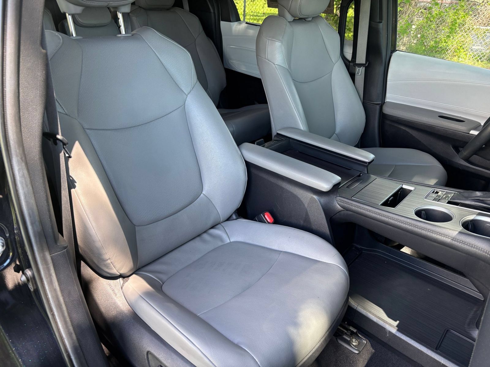Used 2025 Toyota Sienna XLE FWD image 39
