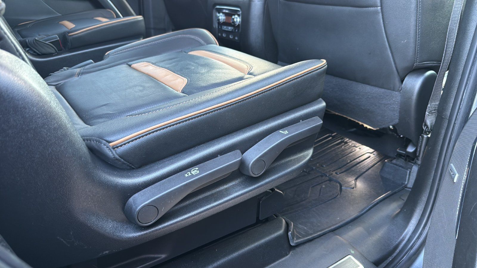 Used 2022 GMC Yukon AT4 w/ AT4 Premium Package AWD/4WD image 26