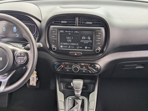 Used 2025 Kia Soul LX w/ LX Technology Package FWD image 15