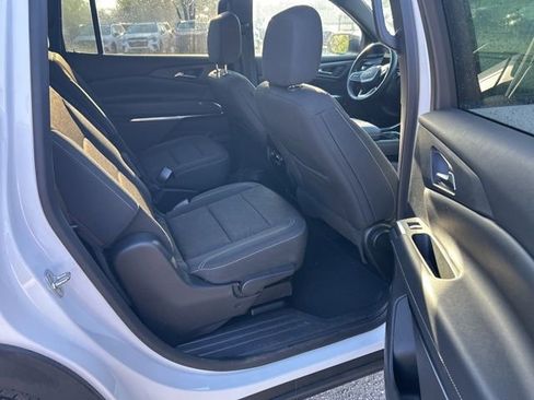 Used 2025 Chevrolet Traverse LT image 9