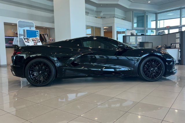 Used 2023 Chevrolet Corvette Stingray Preferred Cpe w/ Z51 Performance Package RWD image 3