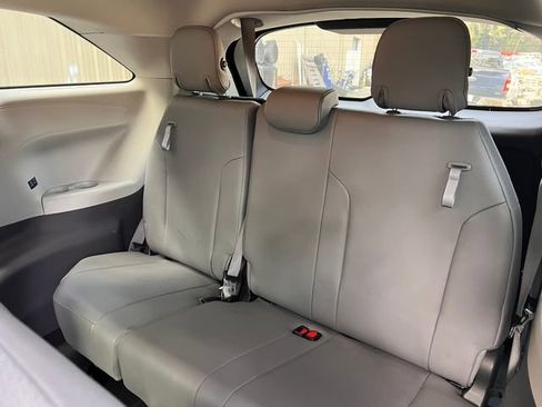 Used 2021 Toyota Sienna XLE image 21