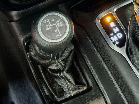 Used 2025 Jeep Wrangler Unlimited Sahara AWD/4WD image 25