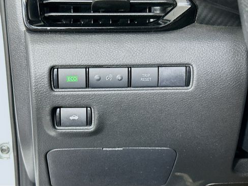 Used 2024 Nissan Sentra SV FWD image 17