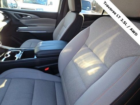 Used 2025 Chevrolet Traverse LT image 21