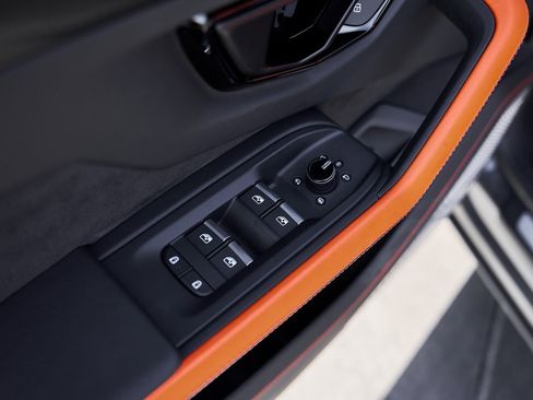 Used 2025 Lamborghini Urus SE image 36