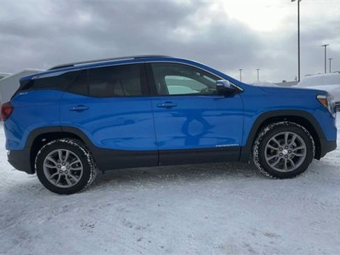 Used 2024 GMC Terrain SLT image 9