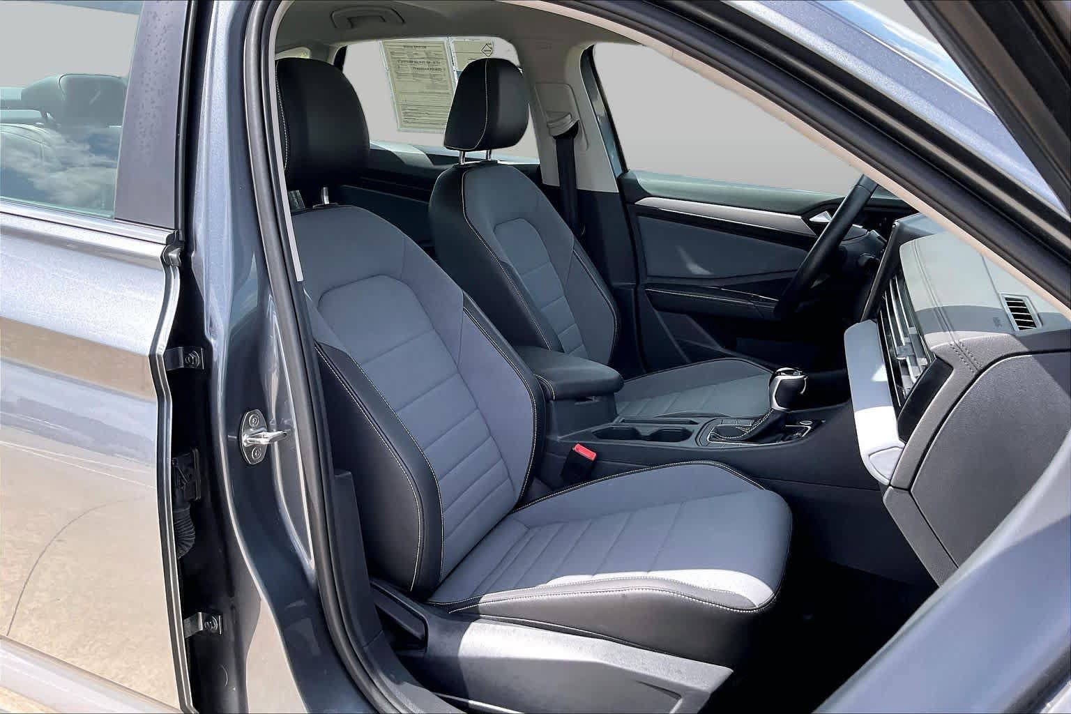 Used 2025 Volkswagen Jetta SE FWD image 9
