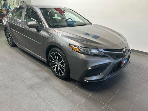 Used 2021 Toyota Camry SE FWD image 2