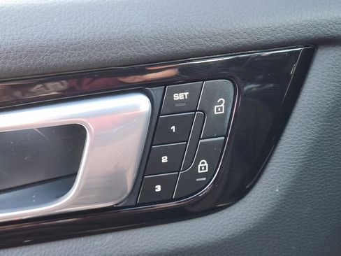 Used 2023 Porsche Cayenne Platinum Edition image 22