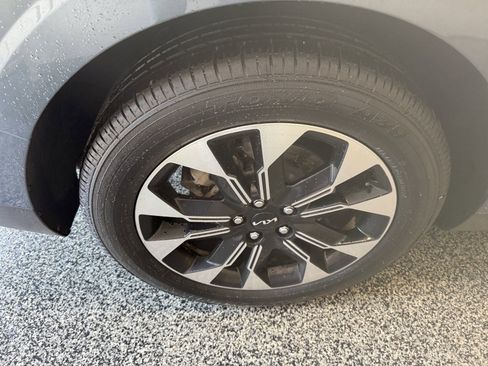 Used 2024 Kia Carnival EX FWD image 13