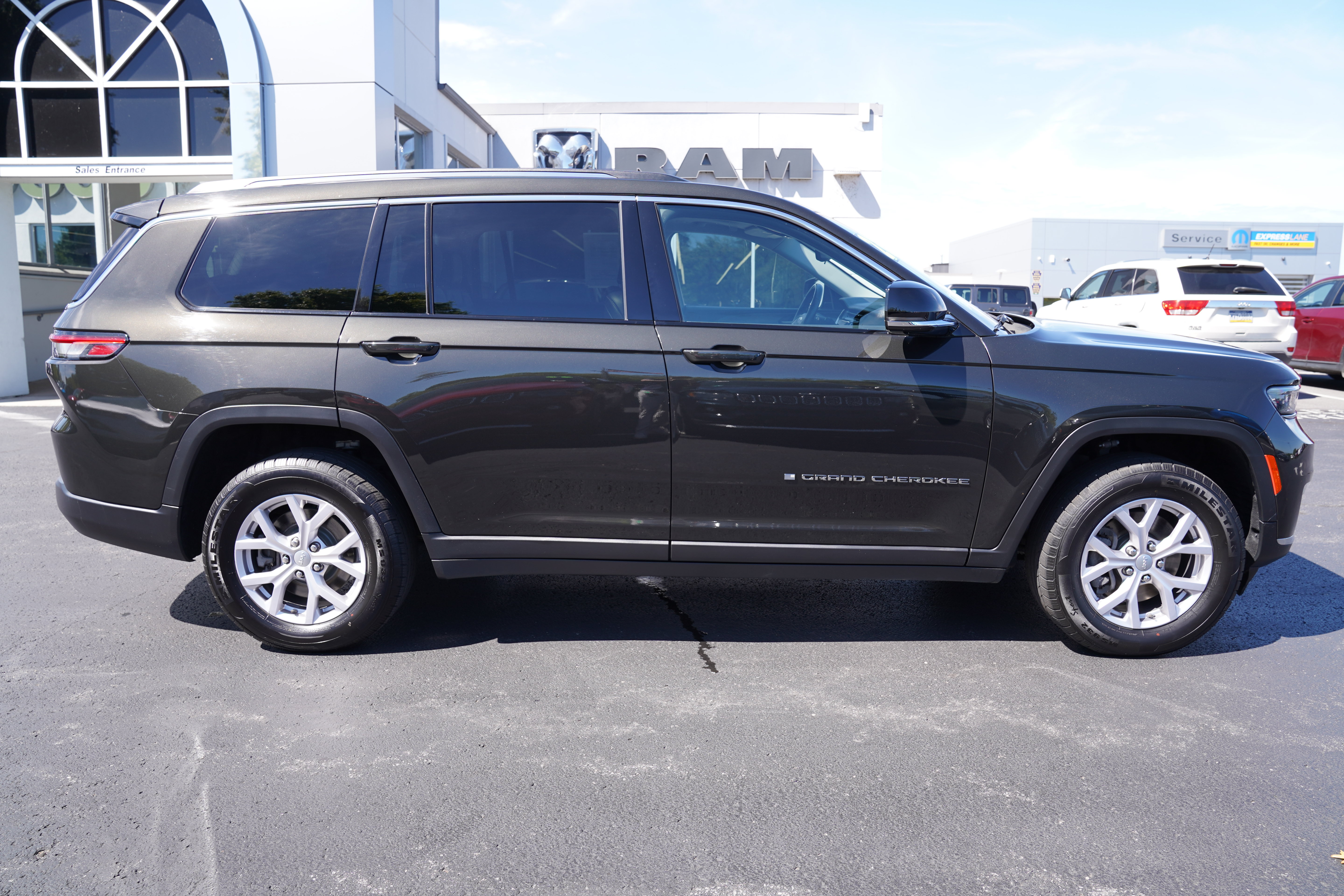 Used 2021 Jeep Grand Cherokee L Limited AWD/4WD image 2