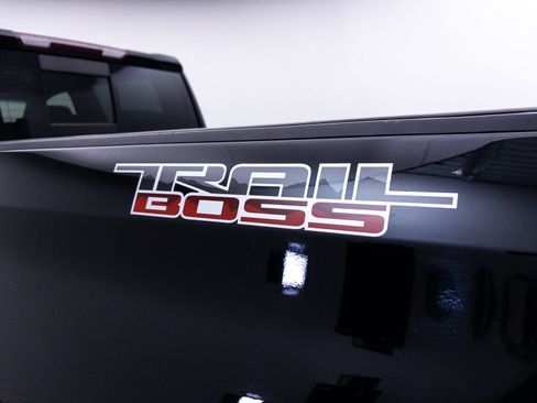 Used 2020 Chevrolet Silverado 1500 LT Trail Boss AWD/4WD image 3