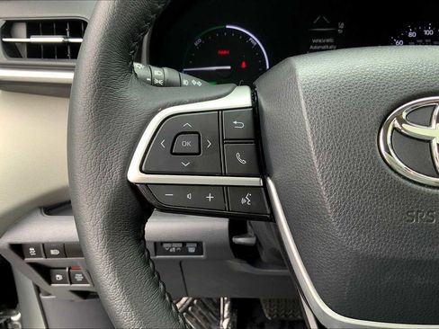 Used 2023 Toyota Sienna XLE FWD image 23