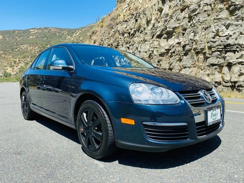 Used 2010 Volkswagen Jetta S FWD image 2