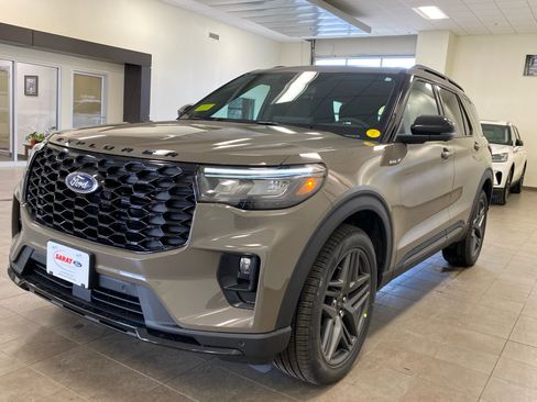 New 2026 Ford Explorer ST-Line w/ ST-Line Street Pack image 4