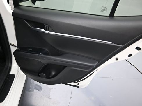 Used 2018 Toyota Camry SE w/ Moonroof Package image 28