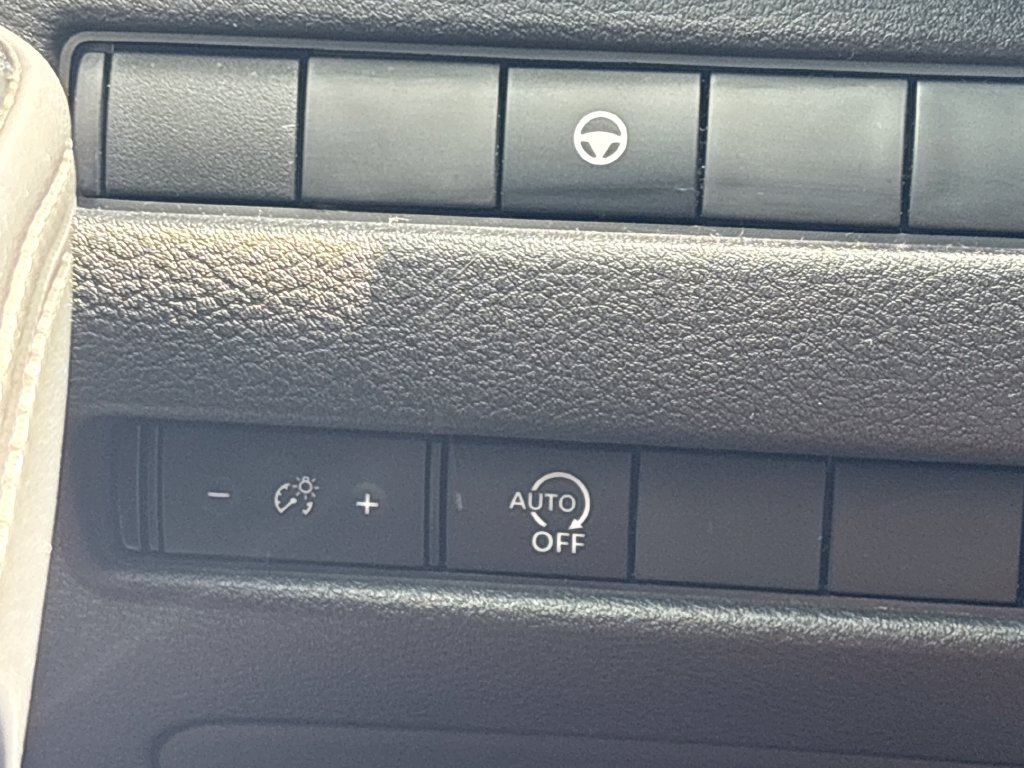 Used 2023 Nissan Rogue SV FWD image 11