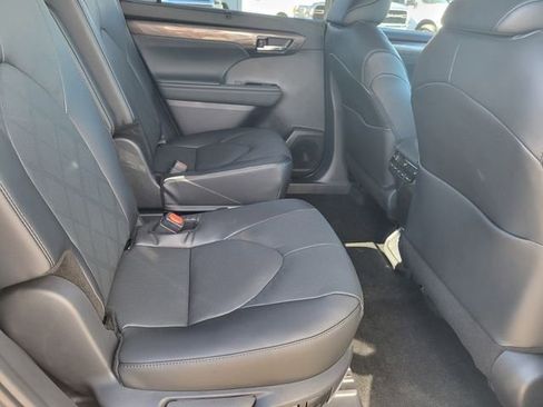New 2026 Toyota Highlander Platinum image 19