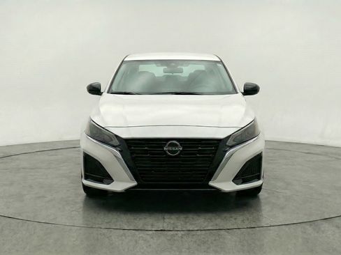 Used 2025 Nissan Altima 2.5 SV FWD image 2