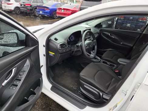 Used 2018 Hyundai Elantra GT FWD image 5
