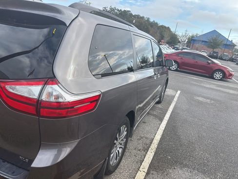 Used 2019 Toyota Sienna XLE w/ XLE Navigation Package image 6