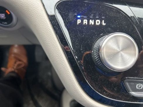 Used 2020 Chrysler Pacifica Touring FWD image 21