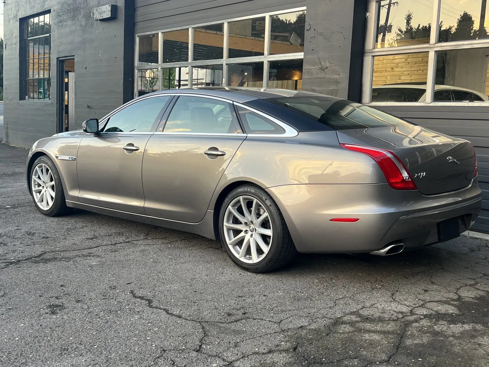 Used 2011 Jaguar XJ L RWD image 3