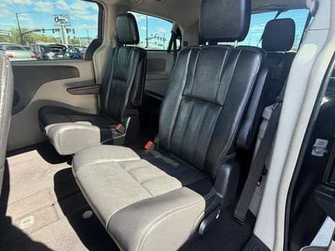 Used 2014 Chrysler Town & Country Touring FWD image 8