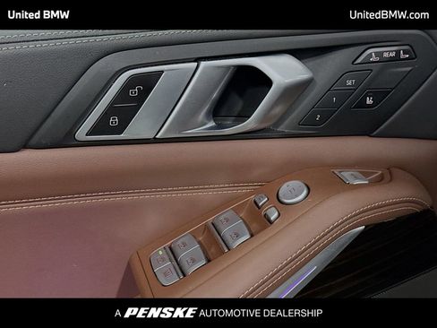 Used 2024 BMW X7 xDrive40i w/ M Sport Package AWD/4WD image 3