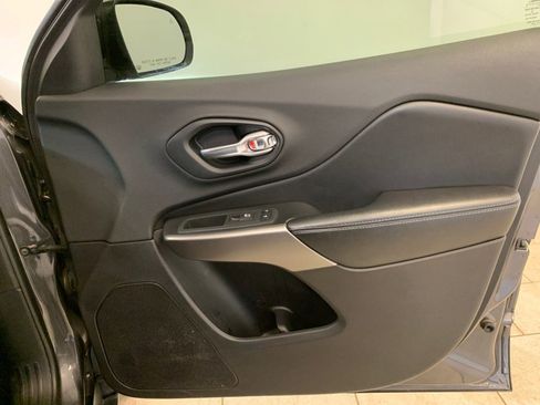 Used 2019 Jeep Cherokee Latitude Plus AWD/4WD image 58