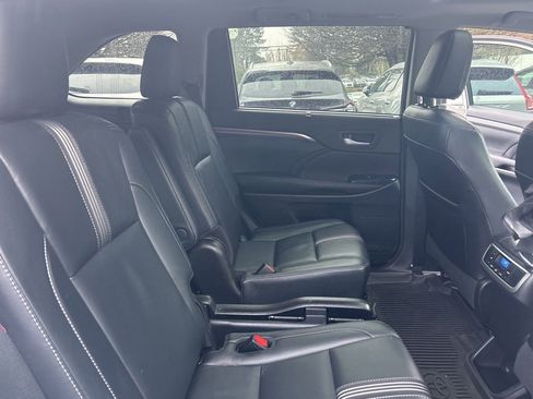 Used 2017 Toyota Highlander SE image 15
