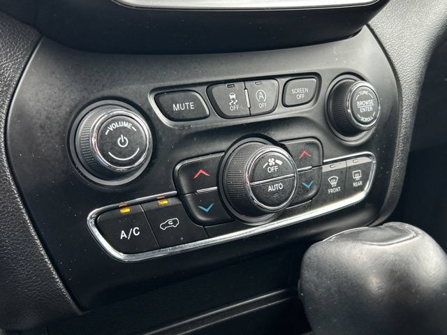 Used 2019 Jeep Cherokee Trailhawk AWD/4WD image 45
