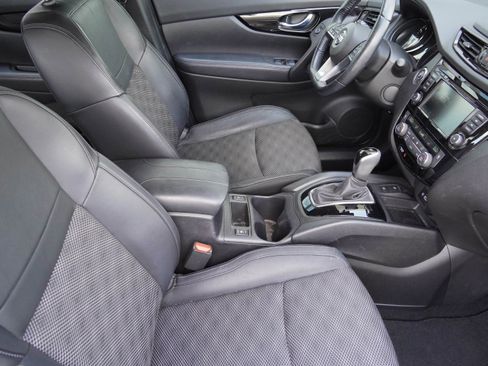 Used 2021 Nissan Rogue Sport SV w/ Technology Package FWD image 12