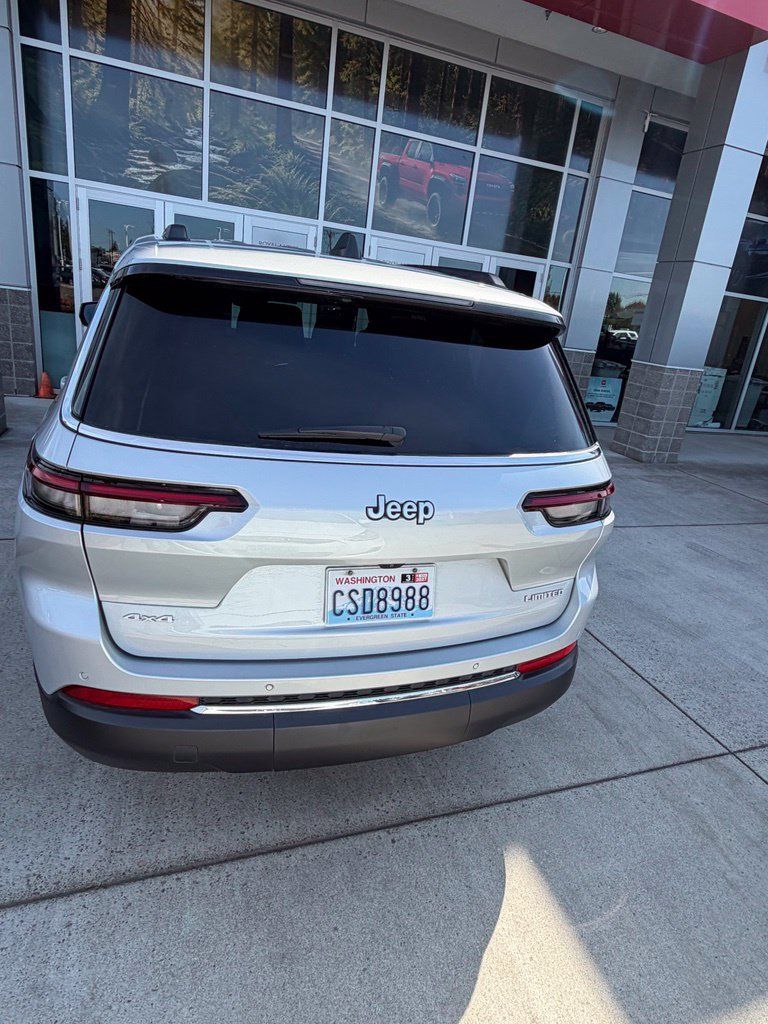 Used 2024 Jeep Grand Cherokee L Limited AWD/4WD image 5