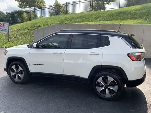 Used 2018 Jeep Compass Latitude w/ Popular Equipment Group AWD/4WD image 3