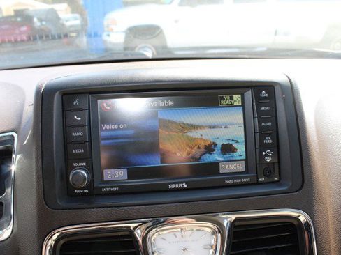 Used 2013 Chrysler Town & Country Touring image 38