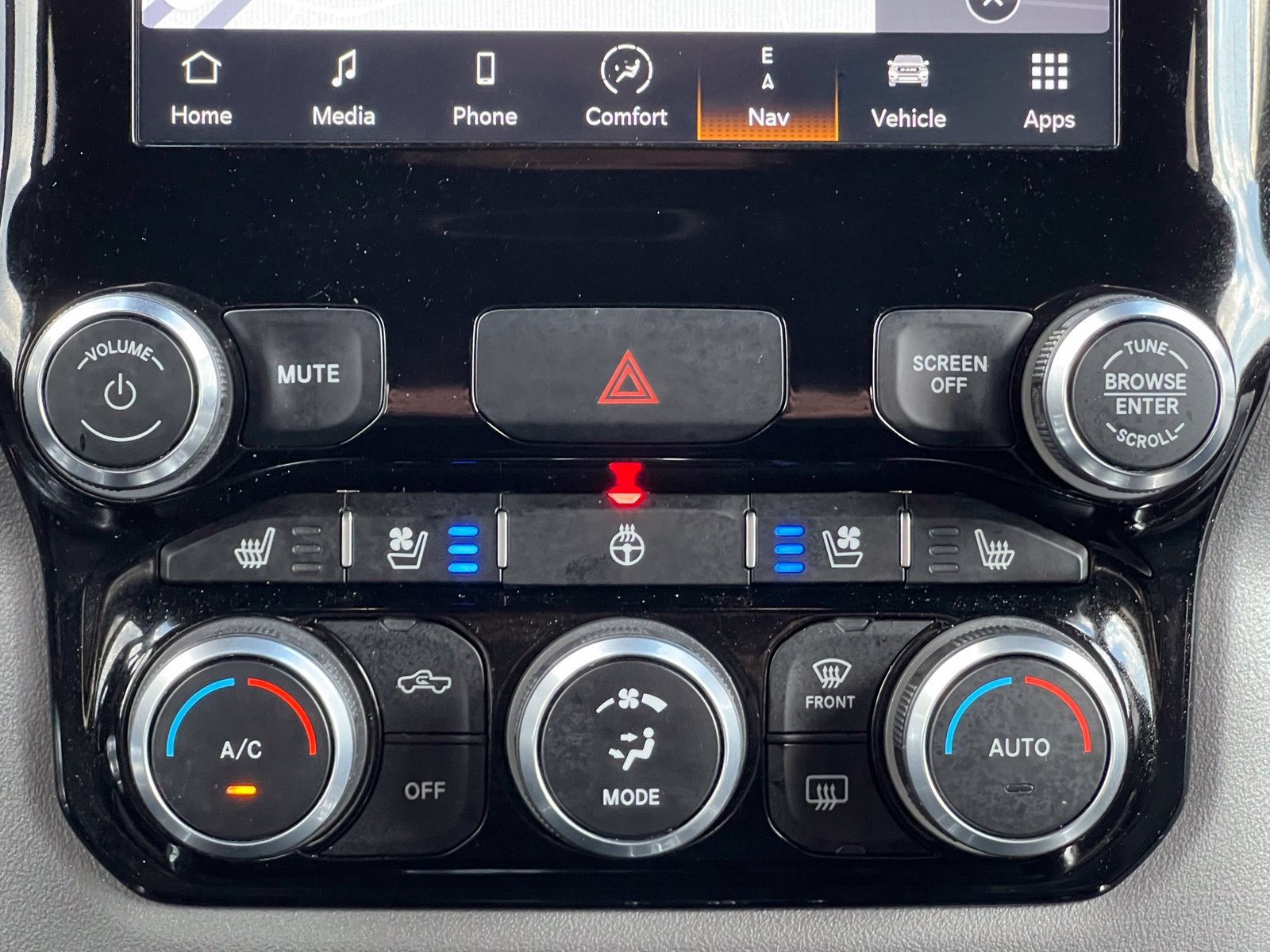 Used 2024 RAM 1500 Laramie AWD/4WD image 17
