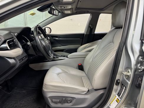 Used 2019 Toyota Camry SE w/ Convenience Package FWD image 13