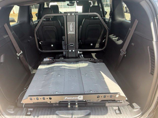 Used 2025 Chrysler Pacifica Select FWD image 10
