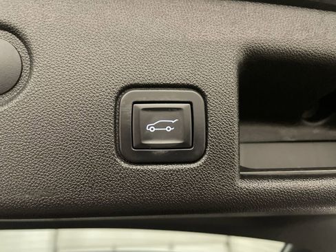 Used 2018 Chevrolet Equinox Premier FWD image 27