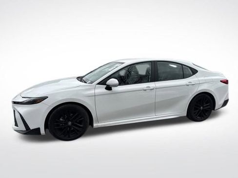 Used 2025 Toyota Camry SE image 2