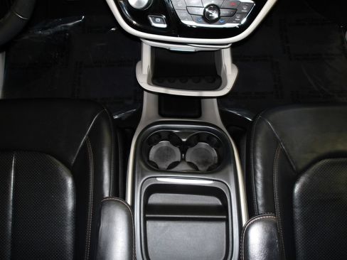 Used 2020 Chrysler Pacifica Touring-L FWD image 13