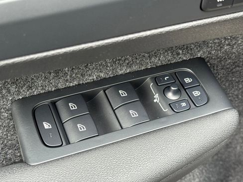 Used 2025 Volvo XC40 B5 Core w/ Protection Package Premier image 11