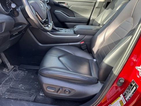 Used 2021 Toyota Highlander XLE image 5