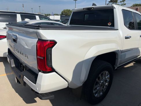 Used 2025 Toyota Tacoma Limited AWD/4WD image 10