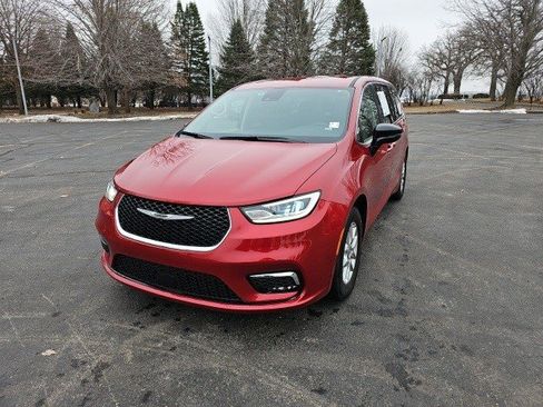 Used 2024 Chrysler Pacifica Touring-L image 2